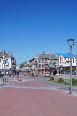 Ternopil 'de güneşli bir yaz günü. Ternopil üzerinde mavi gökyüzü. Telefon ve tabletler için arka planda Ternopil. 