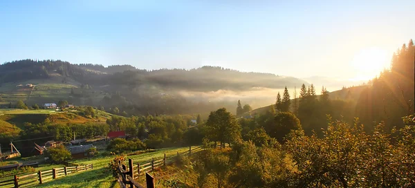 Solen upp bergslandskap — Stockfoto