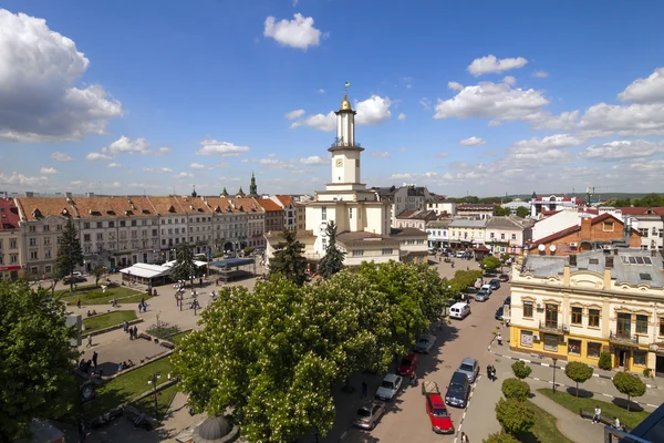 De stad centrum van Ivano-Frankivsk, Oekraïne, in het voorjaar van 2016. De — Stockfoto