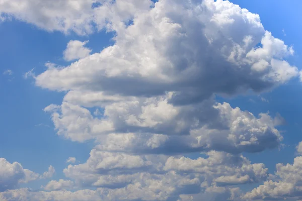Langit biru dengan awan putih bengkak di cerah cerah cerah hari cerah — Stok Foto