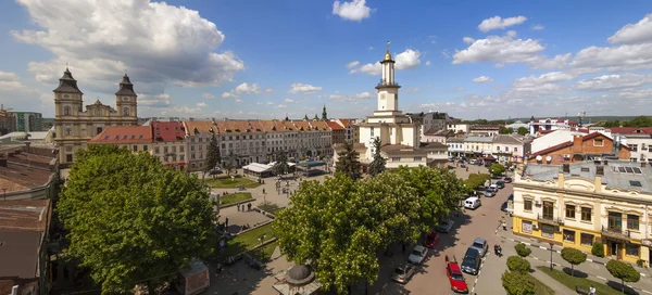 De stad centrum van Ivano-Frankivsk, Oekraïne, in het voorjaar van 2016. De — Stockfoto