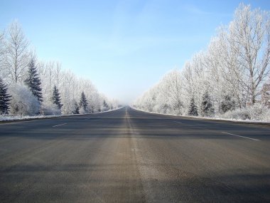 Düz klasik kış mahalline karla kaplı bir highwa ufuk