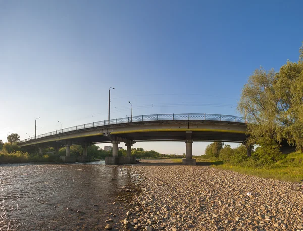 Bro över floden i Ivano-Frankivsk city, Ukraina — Stockfoto