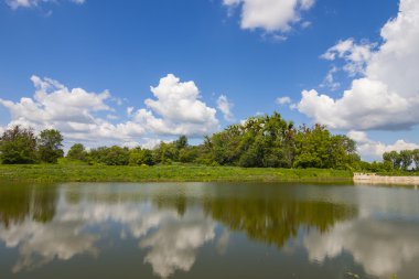 Göl ayna gibi bulutlar ile dramatik mavi gökyüzü ile