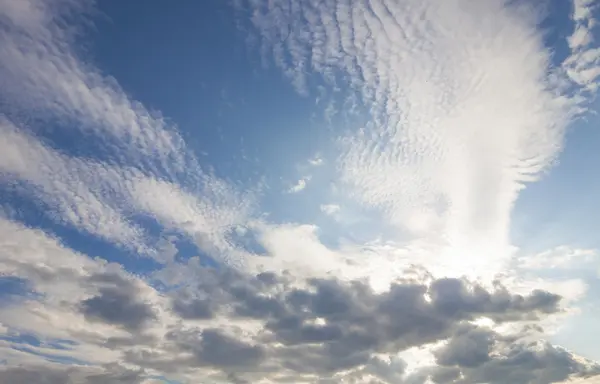 Dramático cielo azul con nubes —  Fotos de Stock