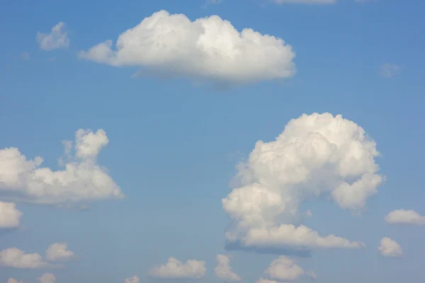 Langit biru dengan awan putih bengkak di cerah cerah cerah hari cerah — Stok Foto