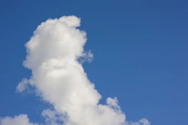Kabarık beyaz bulutlar parlak açık güneşli gün ile mavi gökyüzü — Stok fotoğraf