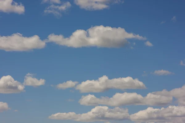 Céu azul com nuvens brancas inchadas em dia ensolarado claro brilhante — Fotografia de Stock