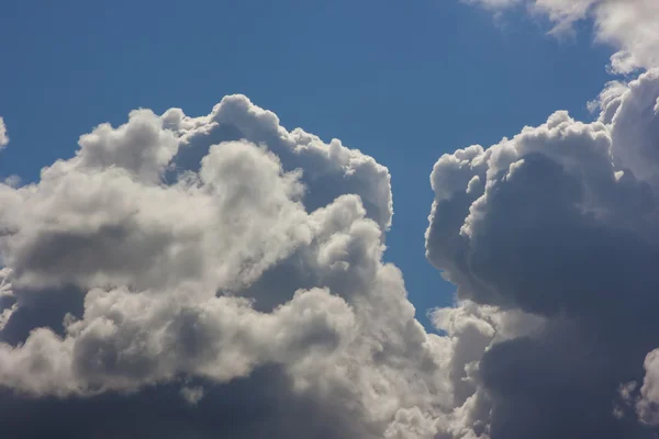 Blå himmel med fluffigt vita moln i tydlig solig dag — Stockfoto