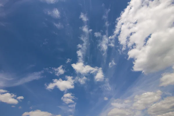 Dramático cielo azul con nubes blancas hinchadas en brillante claro soleado —  Fotos de Stock