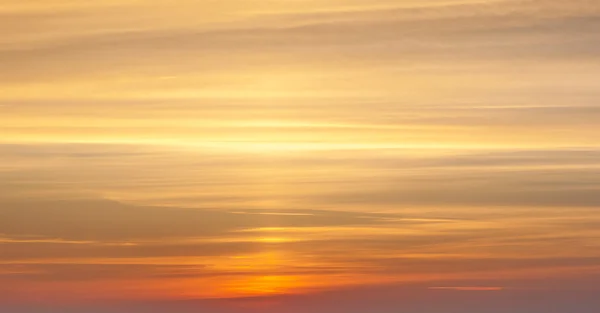 Желтое и оранжевое небо заката — стоковое фото