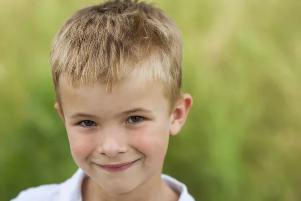 Altın sarı saman saçlı küçük bir gülümseyen çocuk portresi ben — Stok fotoğraf