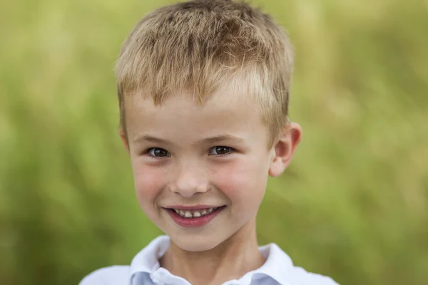 Portrait of a little smiling boy with golden blonde straw hair i — Stock Photo, Image