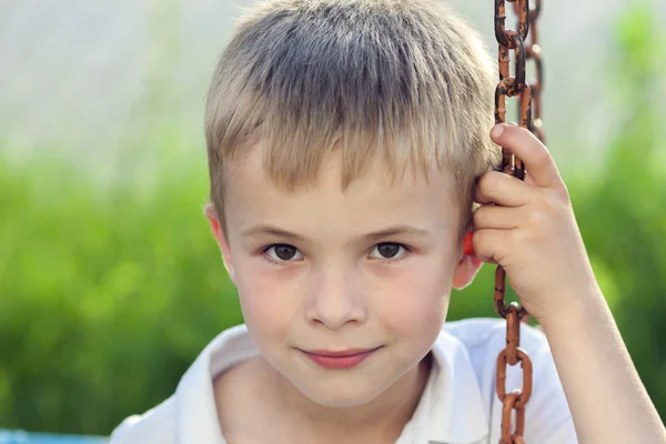 Retrato de un niño sonriente con pelo de paja rubia dorada i — Foto de Stock