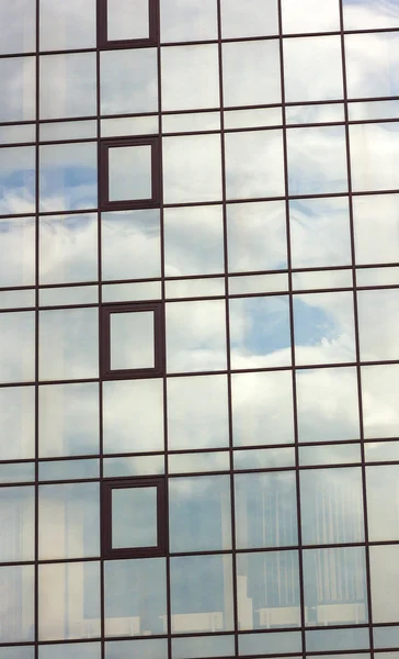 Ventanas de cristal brillante del edificio moderno de rascacielos — Foto de Stock