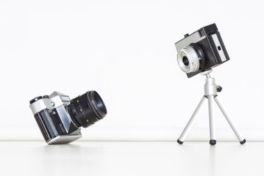 Vintage kameralar birlikte iki. Büyük ve küçük kavramı.
