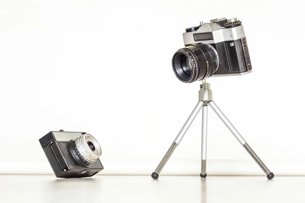 Vintage kameralar birlikte iki. Büyük ve küçük kavramı. — Stok fotoğraf