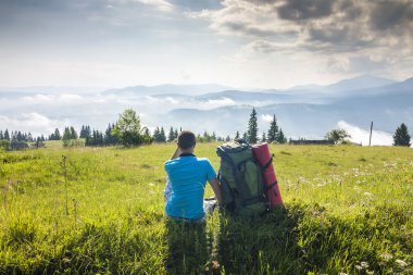 Yalnız uzun yürüyüşe çıkan kimse turist enjoing mounain görünümünde güneşli yaz gün