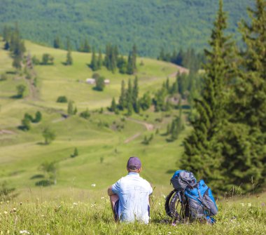 Yalnız uzun yürüyüşe çıkan kimse turist enjoing mounain görünümünde güneşli yaz gün