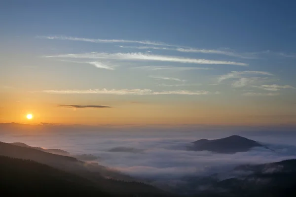 Bela paisagem nebulosa nascer do sol nas montanhas dos Cárpatos, ucranianos — Fotografia de Stock