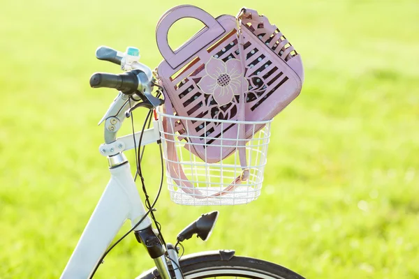Γυναικεία τσάντα χειρός σε ποδήλατο καλάθι sloseup — Φωτογραφία Αρχείου