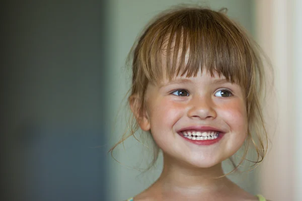 Portret van een lachende meisje op onscherpe achtergrond — Stockfoto