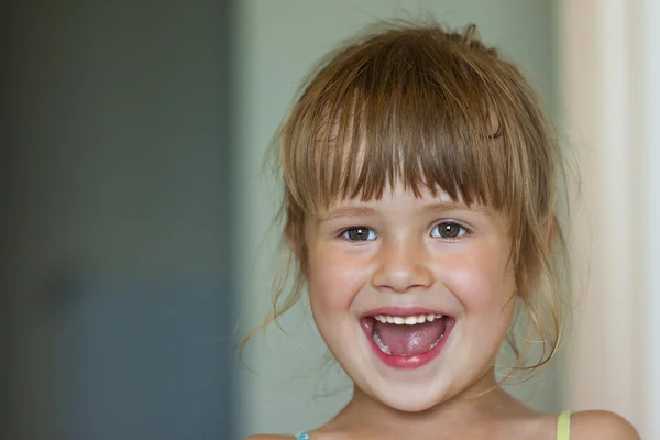 Portrait d'une petite fille souriante sur fond flou — Photo