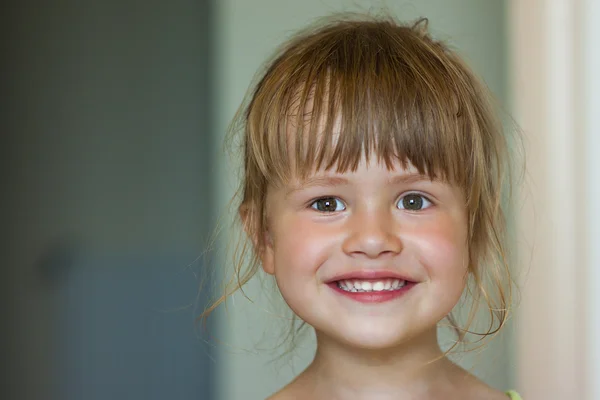 Portret van een lachende meisje op onscherpe achtergrond — Stockfoto