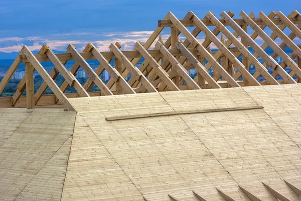 Кровельное Строительство. Строительство дома на крыше Wooden — стоковое фото