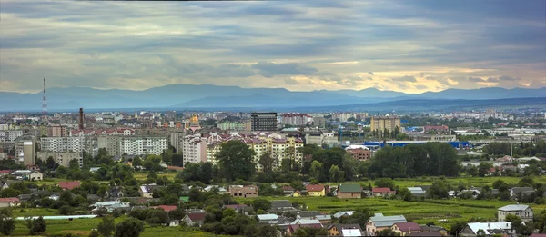 Panorama vista de la ciudad de Ivano-Frankivsk, Ucrania con Cárpatos M —  Fotos de Stock