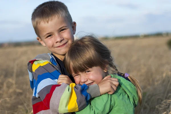 两个孩子的哥哥和姐姐拥抱 — 图库照片