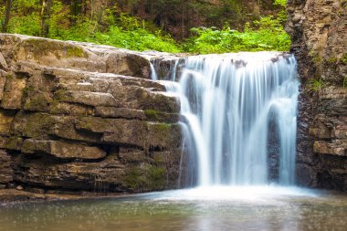 ipeksi köpük su ile dağ ormandaki küçük şelale