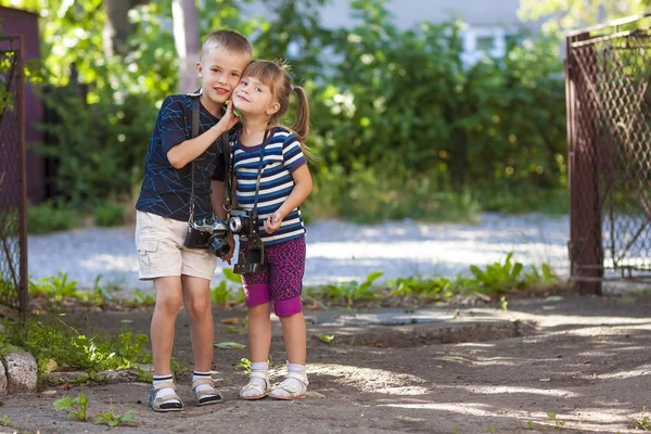 Chlapeček a holčička vtip dvou vintage fotoaparáty stojící — Stock fotografie
