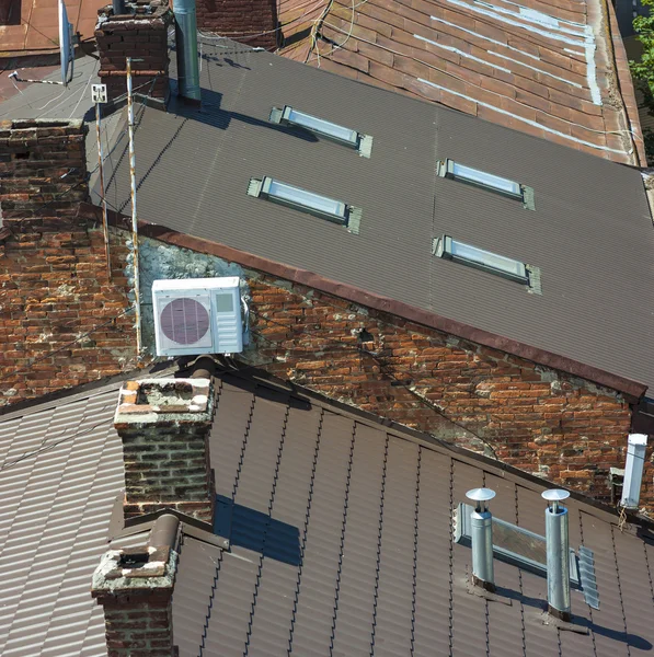 布朗与 windows 屋顶元素施工细节 — 图库照片