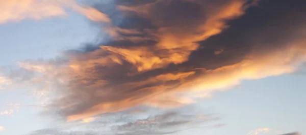 Cielo dramático al atardecer con rayos de luz a través de las nubes —  Fotos de Stock