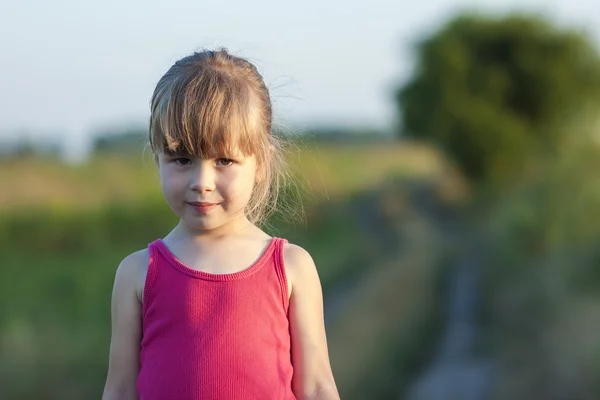 Güneşli bir günde küçük bir kızın portresi — Stok fotoğraf