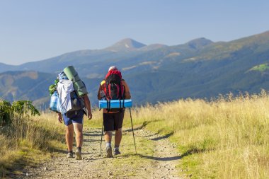 İki yürüyüşçü turist Dağları'nda bir yolda