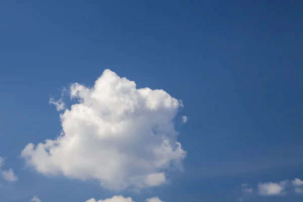 Μπλε του ουρανού με πρησμένα άσπρα σύννεφα στα φωτεινά σαφή ηλιόλουστη ημέρα — Φωτογραφία Αρχείου