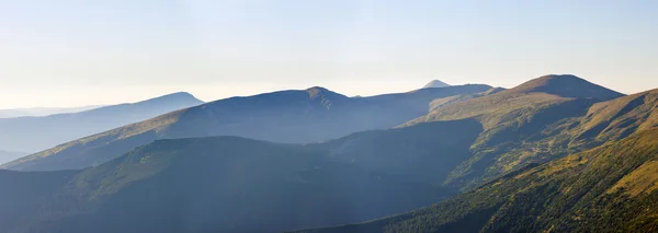 夏日阳光普照的喀尔巴阡山脉全景 — 图库照片