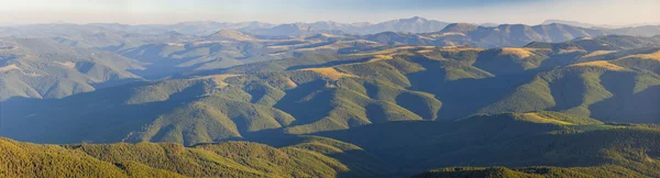 Panorama der Karpaten im Sommer sonniger Tag — Stockfoto