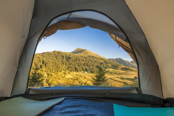 Dağlardaki turist çadırının içinden bak. — Stok fotoğraf