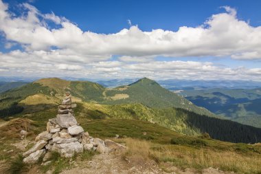 Yaz güneşli bir günde Karpat Dağları Panoraması