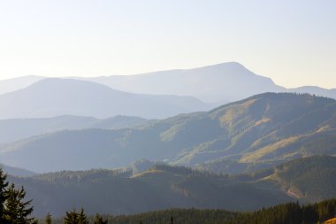 Yaz güneşli bir günde Karpat Dağları Panoraması