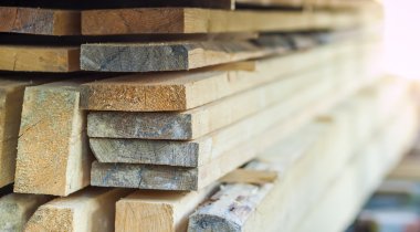 Kereste, yeni ahşap Çıtçıt yığını. Ahşap kereste malzemeleri