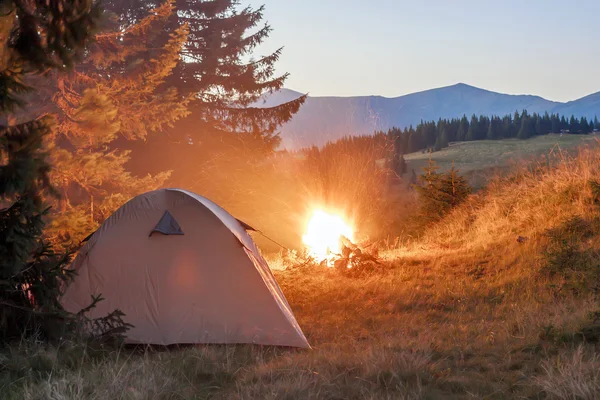 Túrázók sátor a hegyekben, egy tábortűz, esti ragyog — Stock Fotó