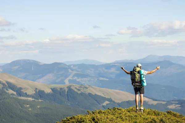 Caminante de pie en la cima de la montaña. Unidad con el concepto de naturaleza . — Foto de Stock