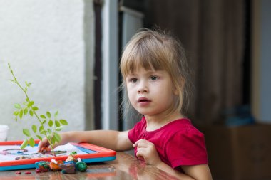 Küçük sevimli kız oyun tablo oynamak dışında