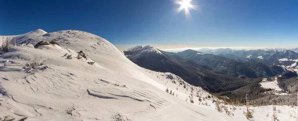 Schöne Winterlandschaft Steiler Berghang Mit Weißem Tiefschnee Weit Entferntes Bewaldetes — Stockfoto