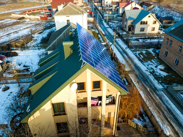 新的现代两层别墅的空中景观 屋顶上有蓝色闪亮的太阳能光伏电池板系统 可再生能源生态绿色能源生产概念 — 图库照片