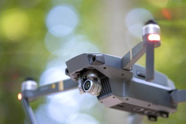 Bulanık pervaneli ve havada uçan video kameralı bir helikopter..